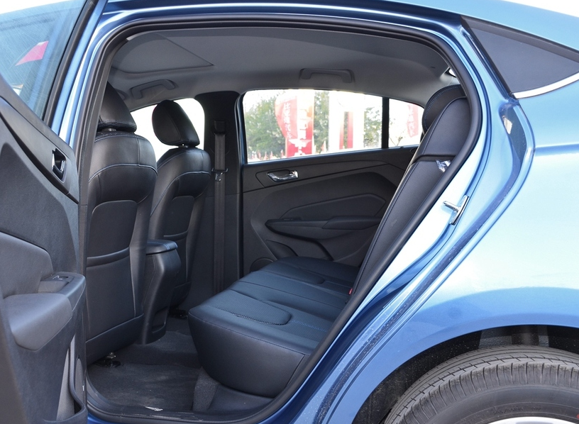 空间还是挺满意的,宽敞舒适,家用和日常都挺不错的,后排还可以跷