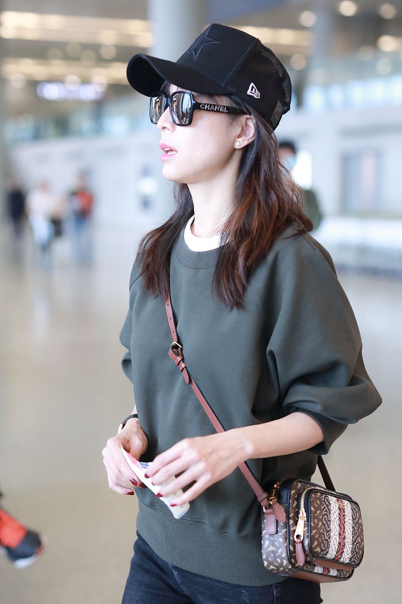 张静初街拍:卫衣牛仔裤burberry相机包 简约有型