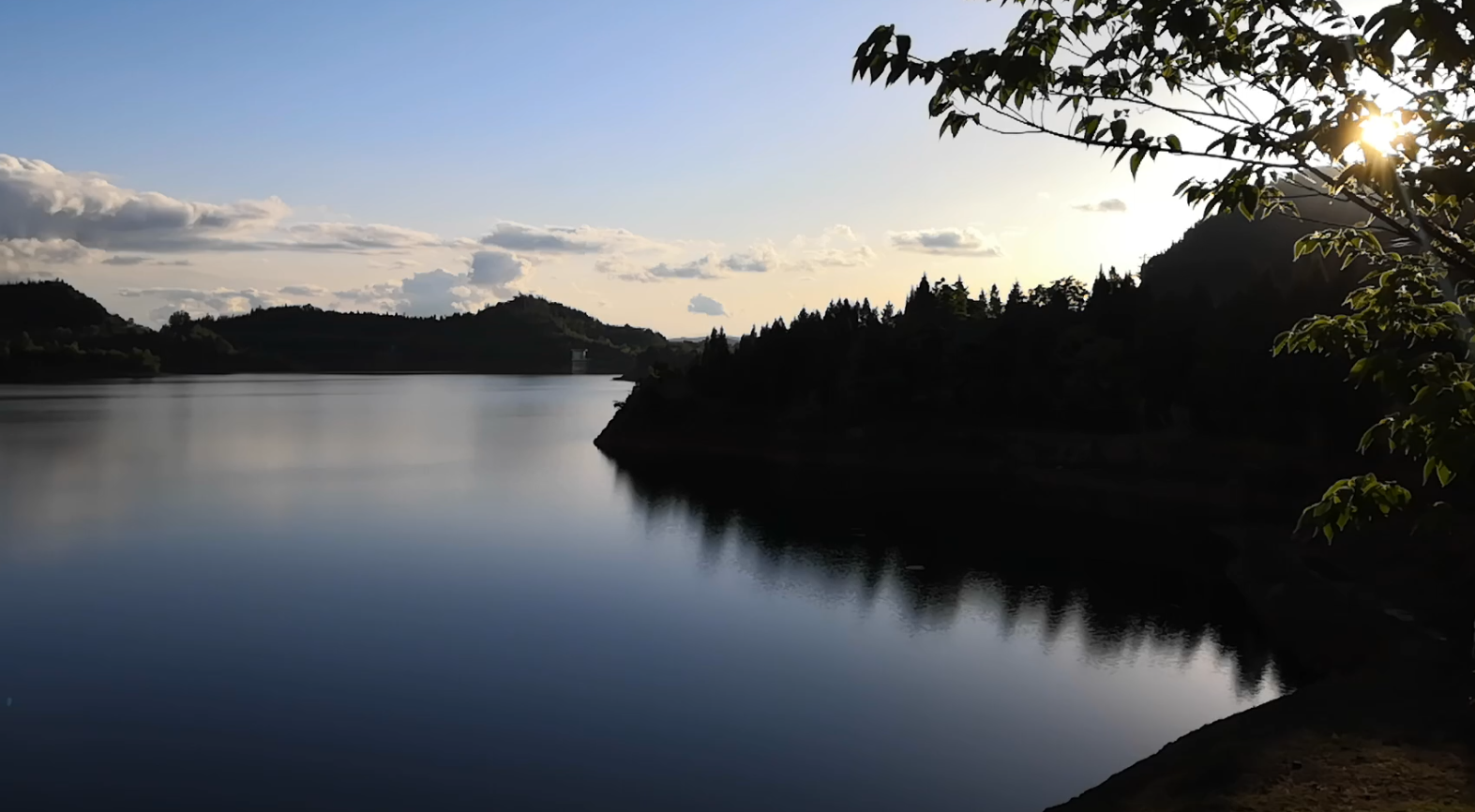 四川南充西充:夕阳下的九龙潭水库让人流连忘返