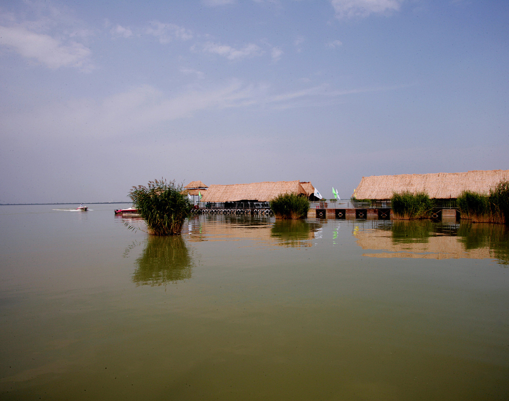 位于银川市西北50公里的平罗县境内,沙湖是一片将江