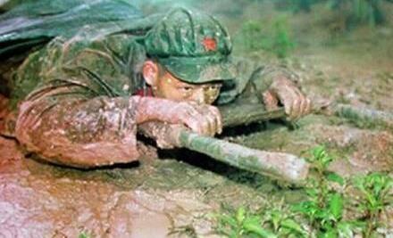 对越战:他被中央军委授予"钢铁战士",身负重伤爬行9天回国!