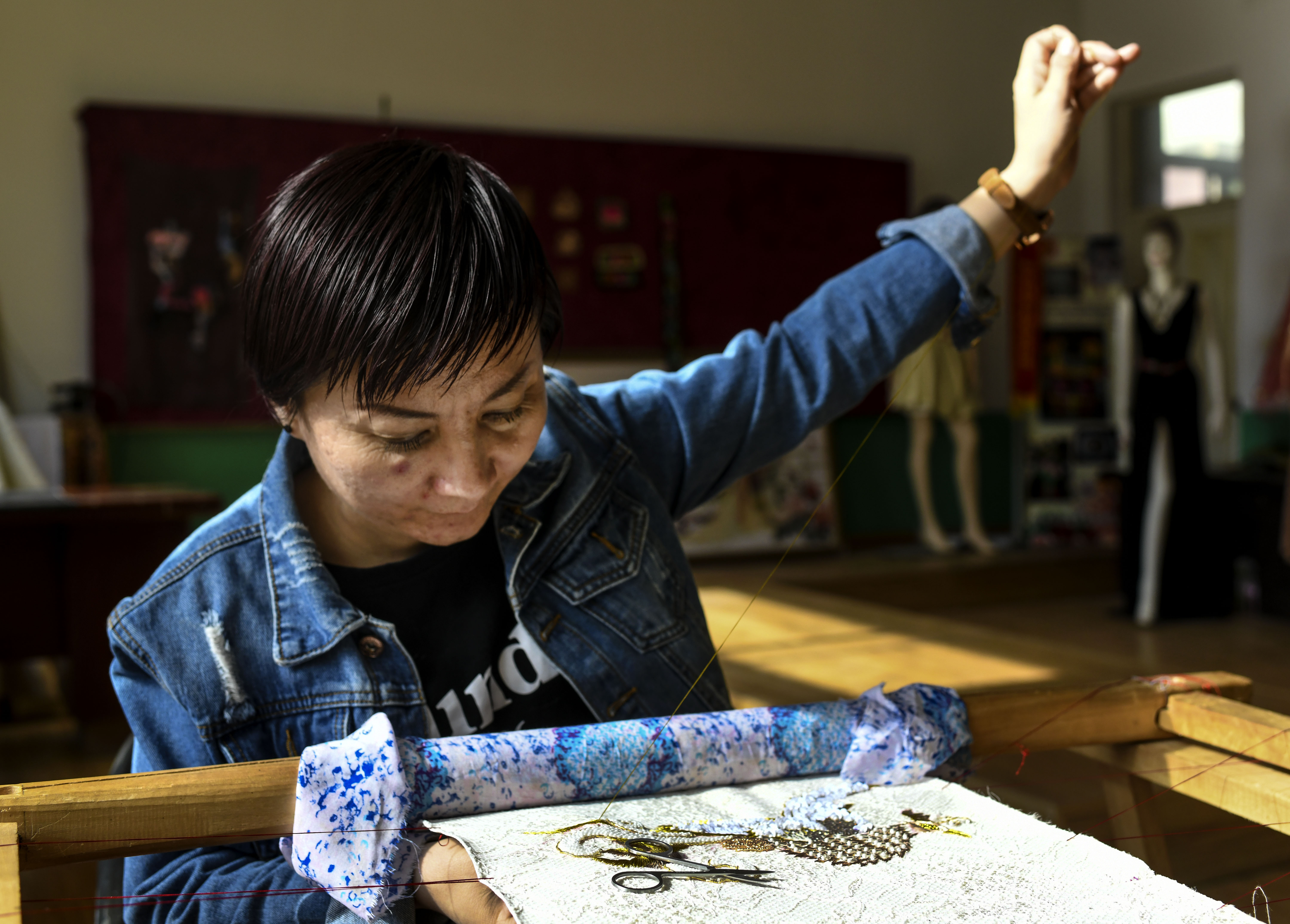 以绣为"媒":新疆哈密数千少数民族绣娘实现脱贫