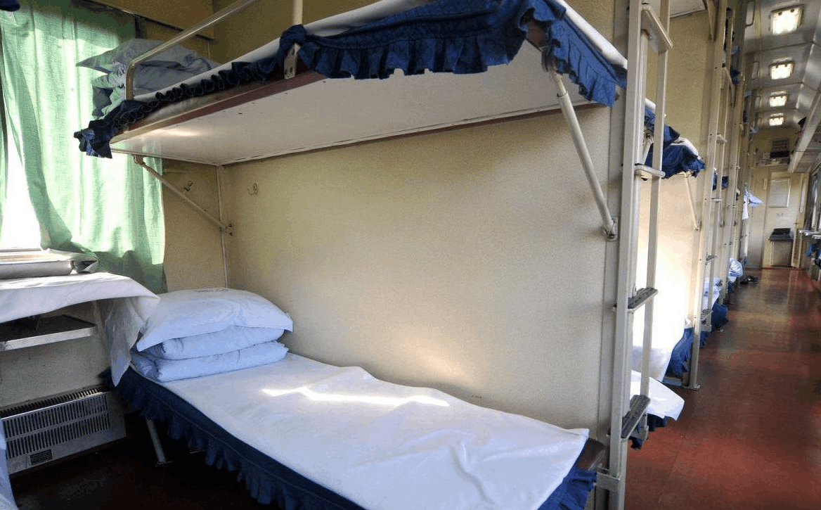 坐火车卧铺时,为什么乘务员要把你的票换成卡片?可算是知道了