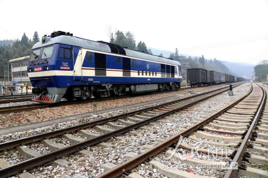 柳州机务段八斗补机所司机韦庆波(前)与学习司机覃正日配带戴防毒面具