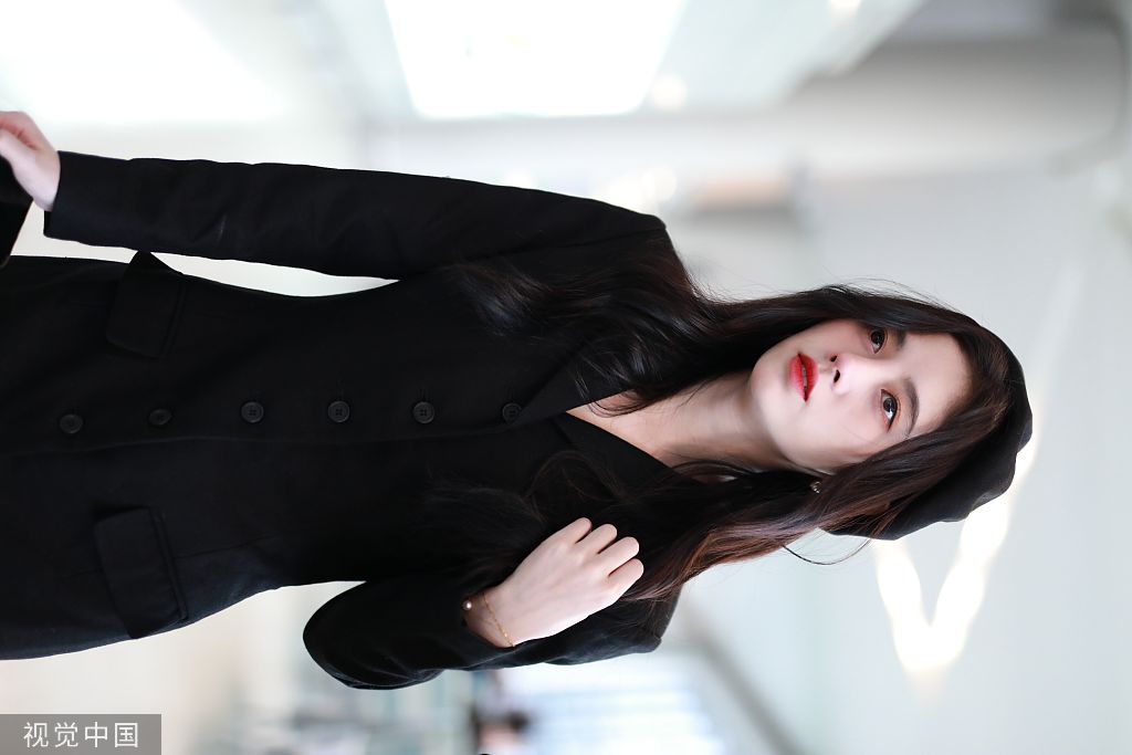 "四千年美女"鞠婧祎人群中白到发光 穿西装戴贝雷帽性感冷艳