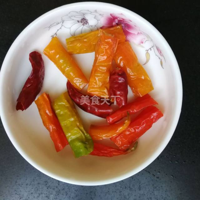 第4步,辣椒适量.