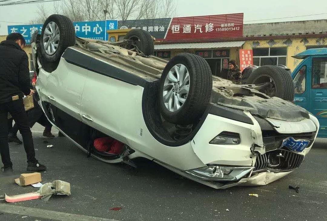 「图片直击」104国道又出车祸了,轿车直接翻车了