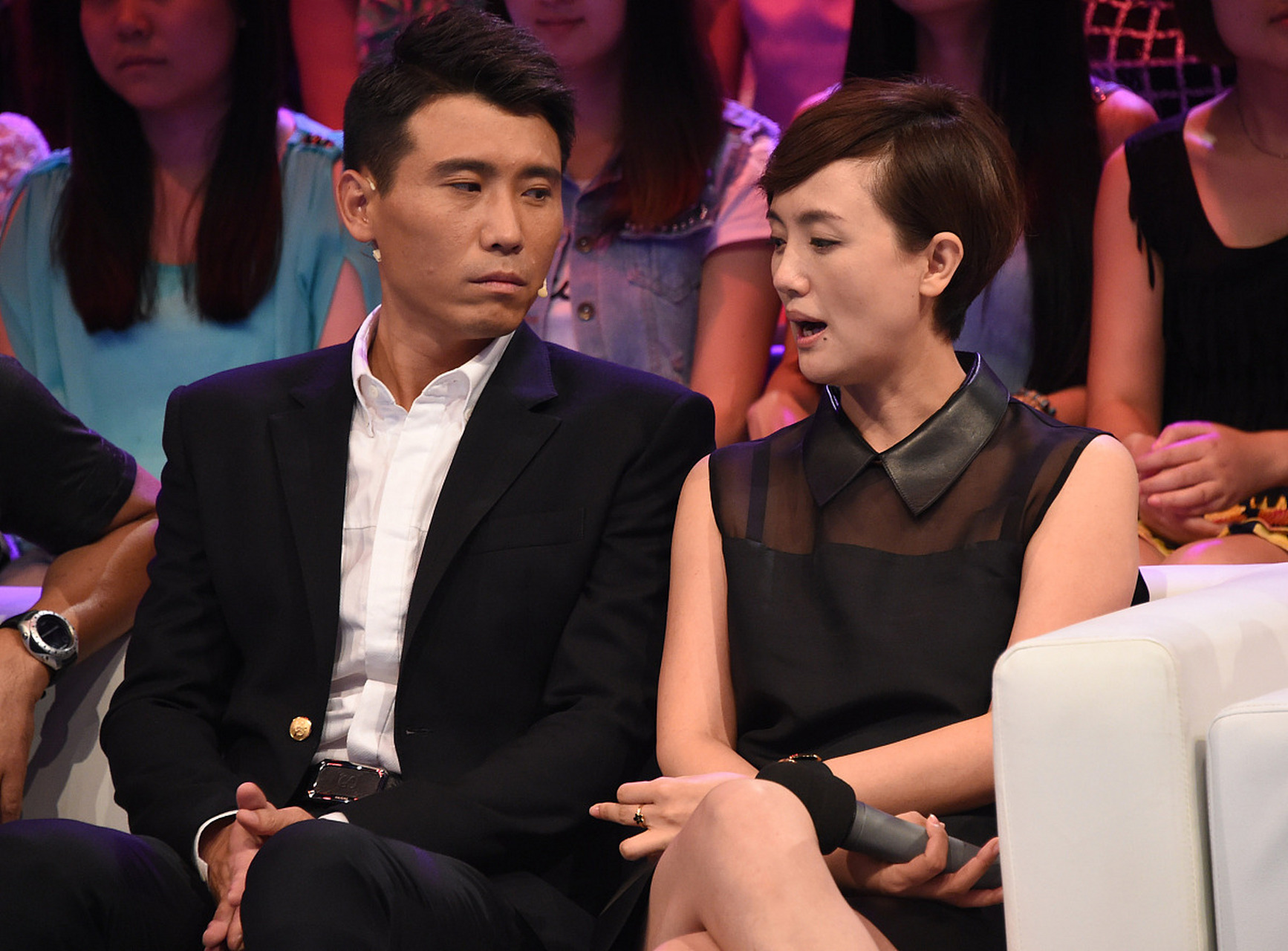 一次拍摄现场,李乃文抱着颜丙燕亲了十几次,最后颜丙燕忍无可忍:"媳妇