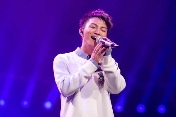 蒙面唱将3周深男扮女装化身"背包客",会6国语言惊呆众人