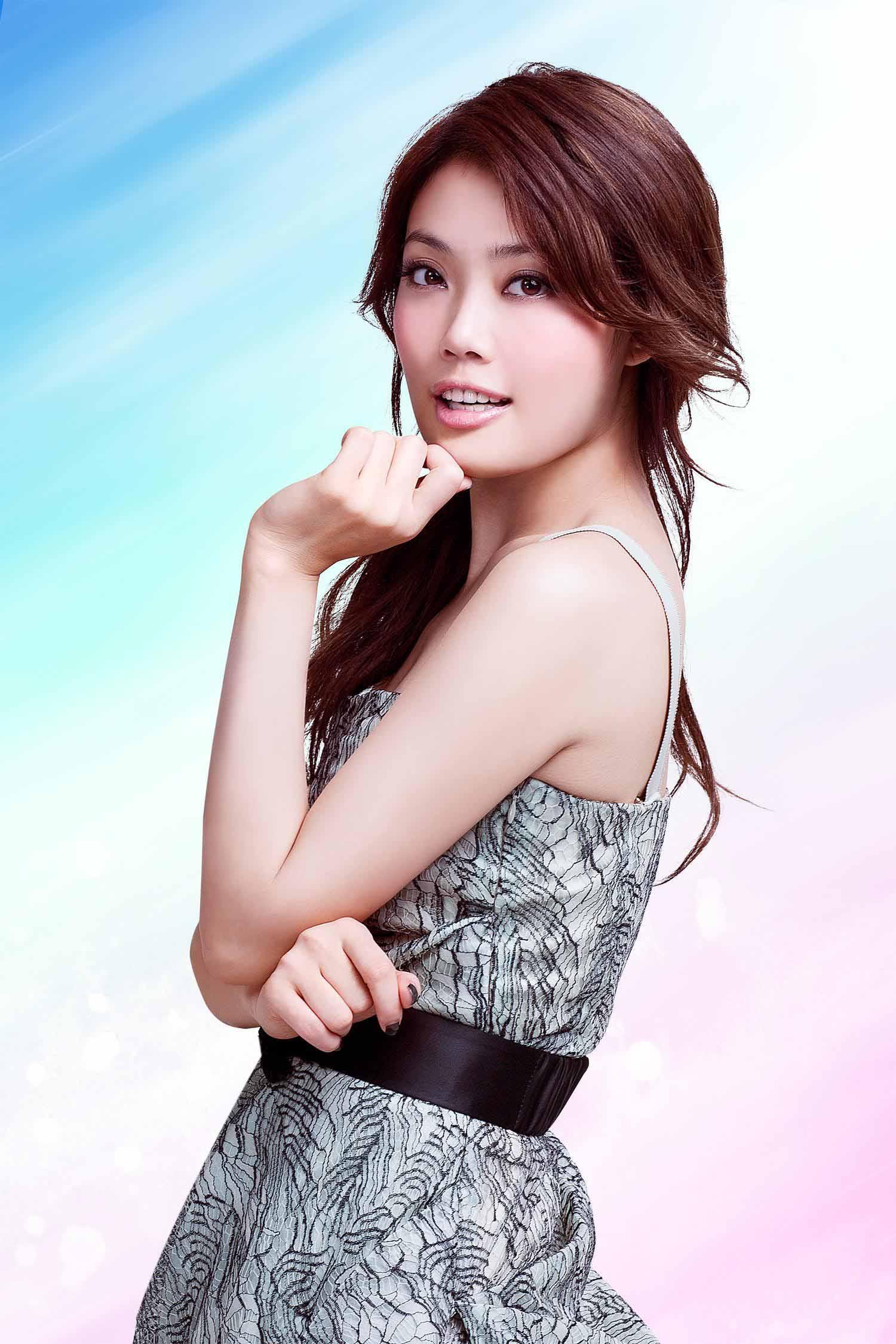 关之琳在80年代是知名的女艺人,而且当时的关之琳迷倒了万千男星