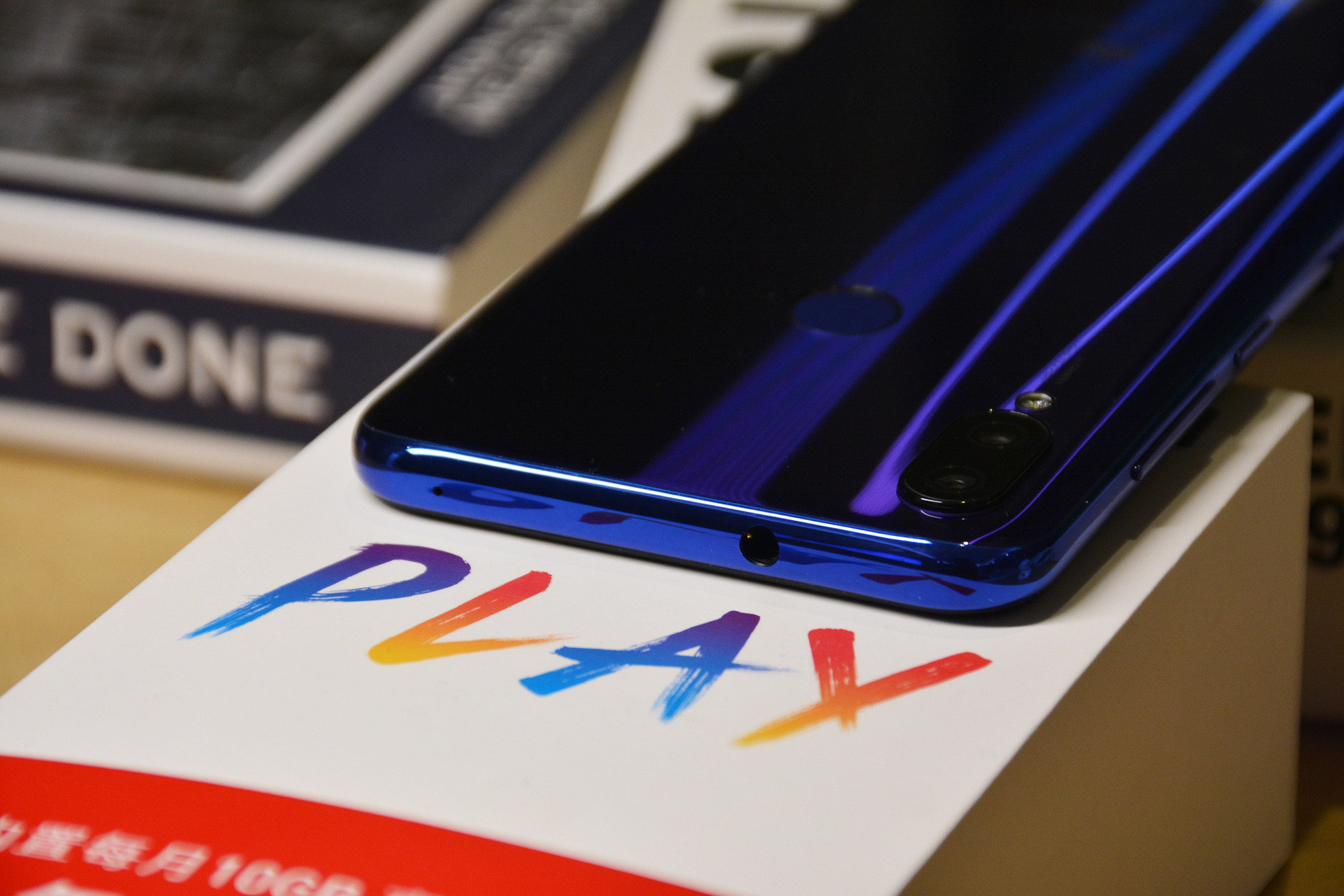 小米play后盖的设计,则采用了渐变色工艺,上图给大家实拍的就是"梦幻