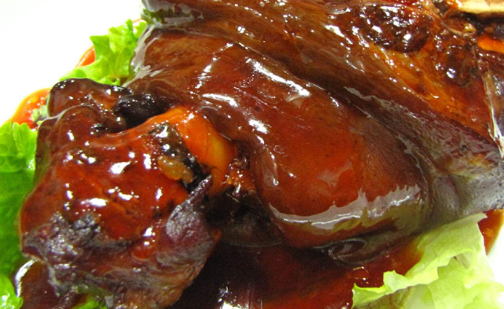 海参扒肘子,一道色香味俱全的传统美味名肴,保证让你大快朵颐,鲜红的