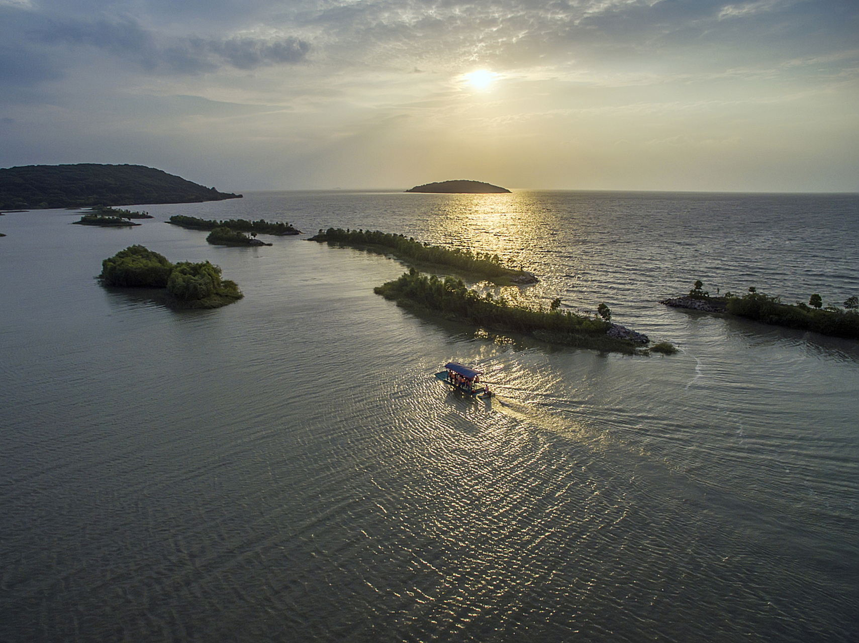 太湖西山岛,也被称为洞庭西山,是太湖中最大的岛屿,风景秀丽,是自驾游