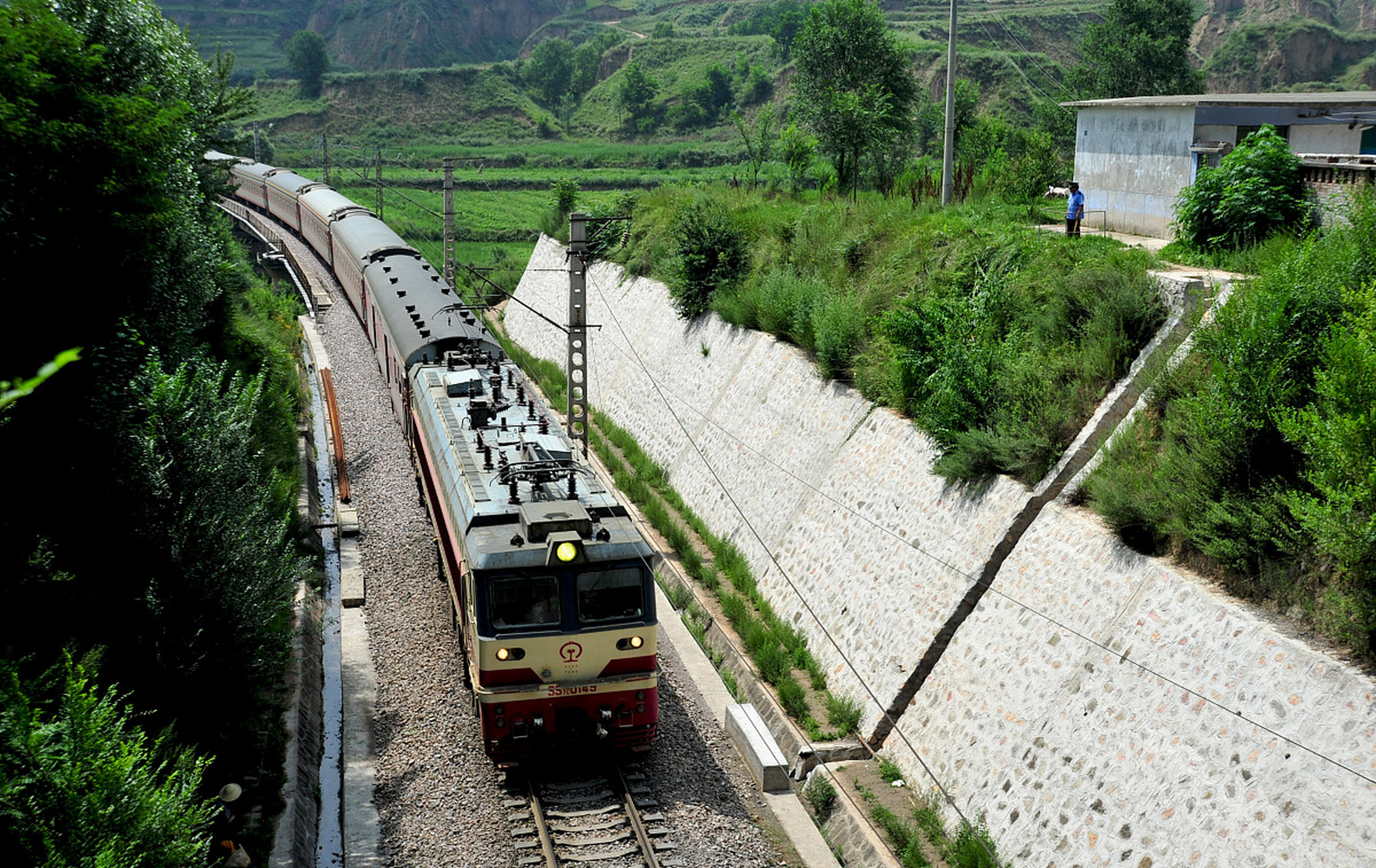 天陇铁路是甘肃第一条自己全额投资修建的快速铁路,联系天水和陇南