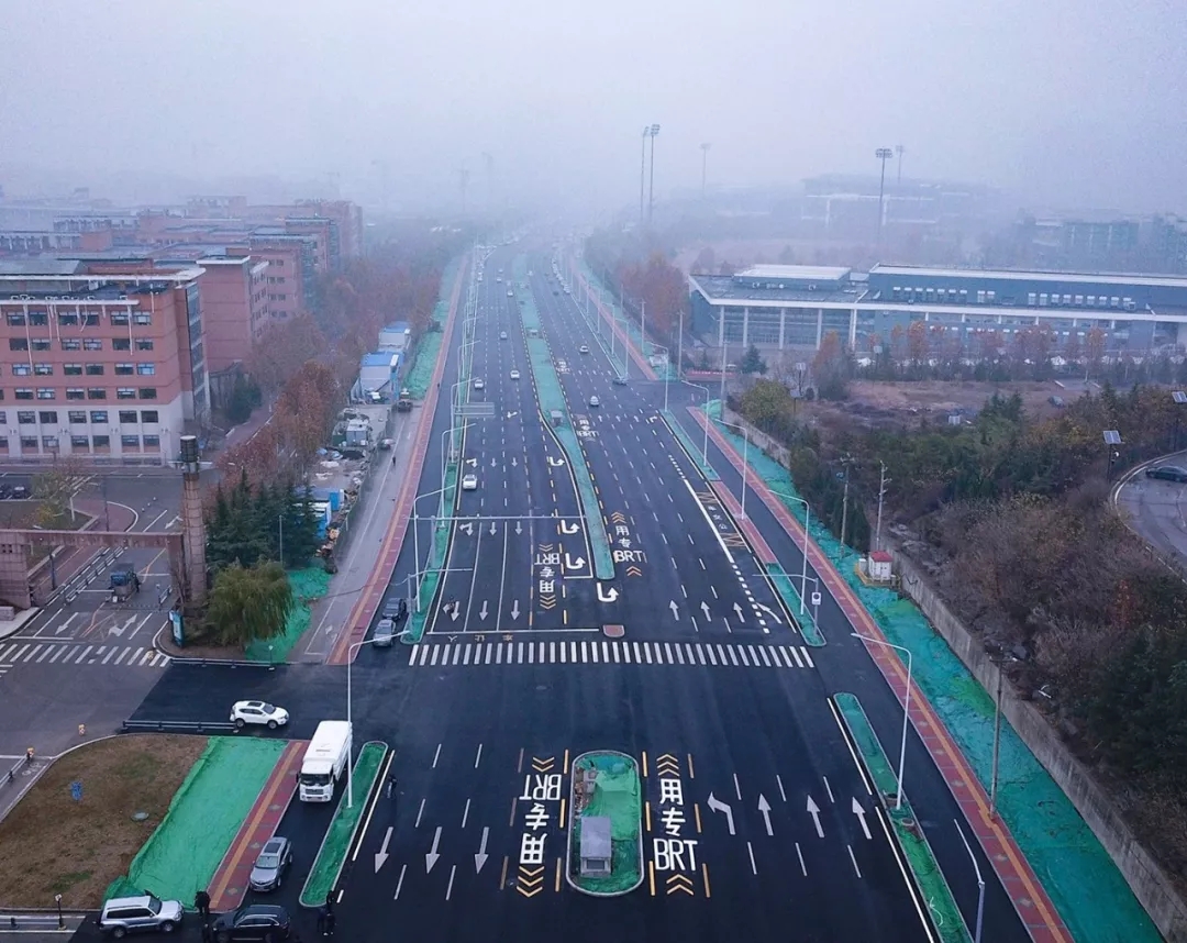 济南凤鸣路北段划标线了,特别的高亮标线雨夜也清晰