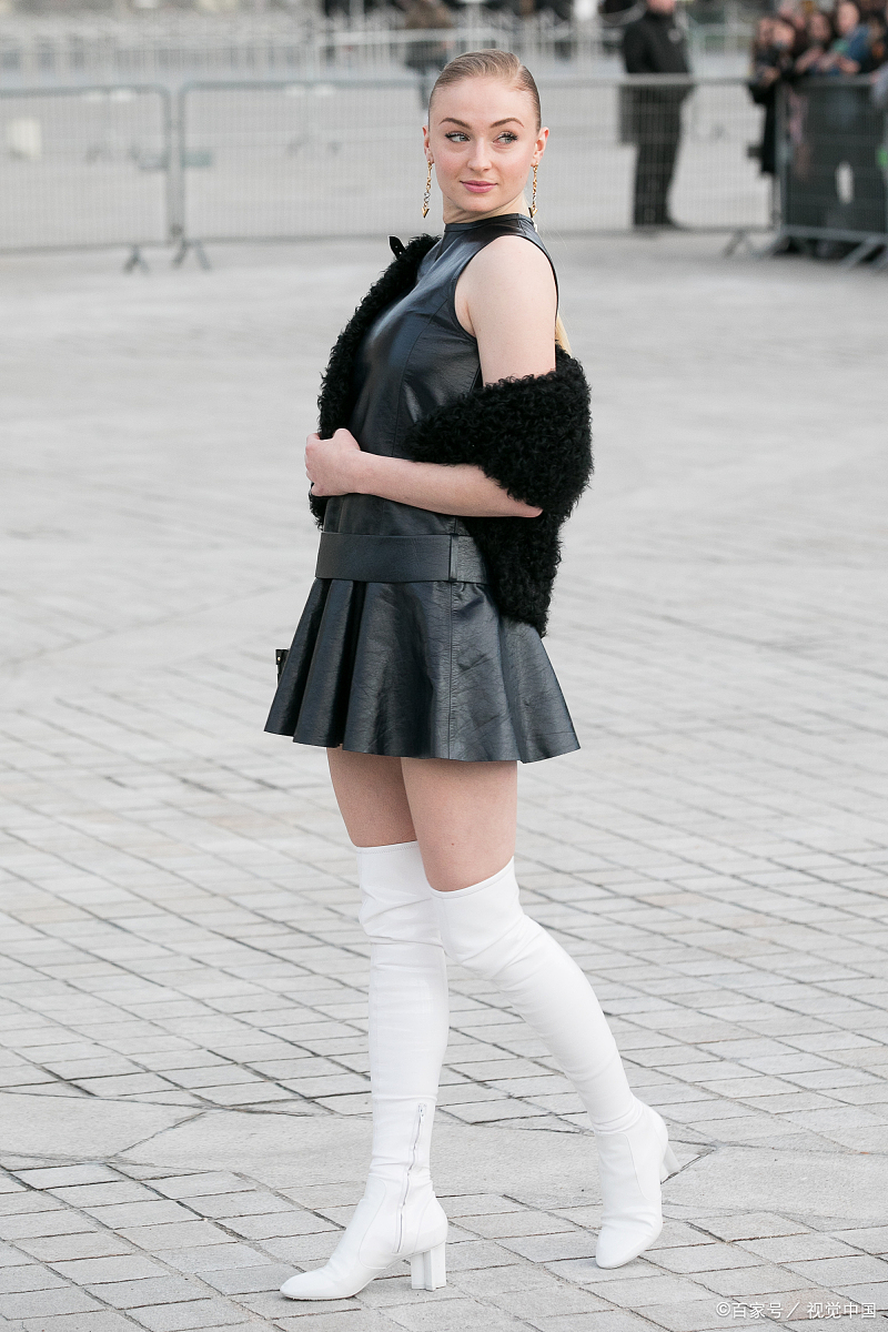 白靴女孩的冬日魅力,穿搭大.@时尚穿搭高小美的动态