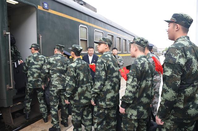 在校大学生当兵有哪些待遇和好处呢? 在校大学生当兵有哪些待遇和好处呢?