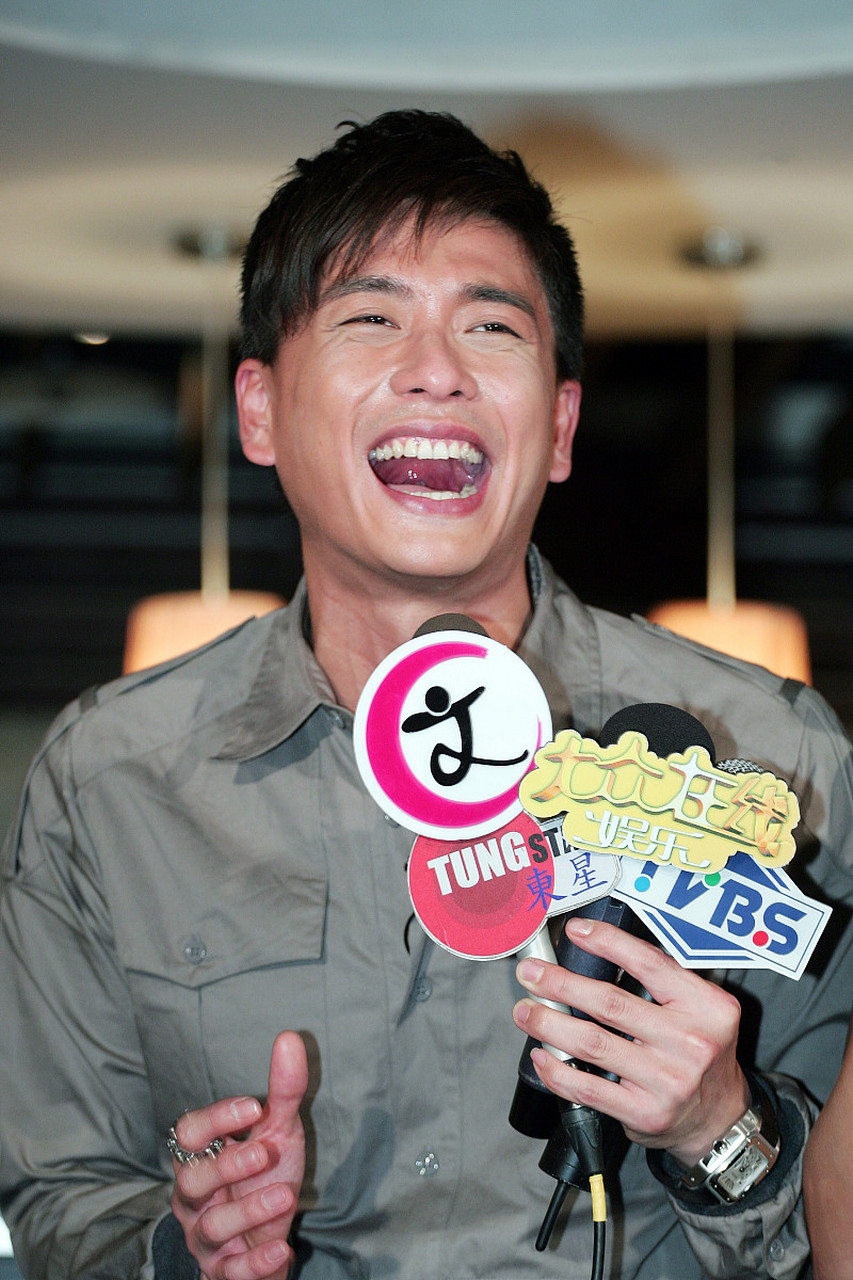 黄宗泽近期的亲内行为,被许多网友质疑在港娱混不下去,跑到内娱捞金