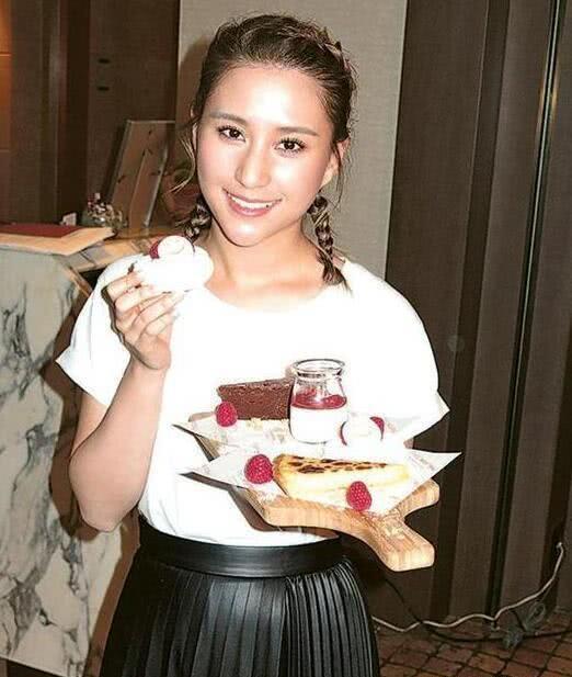 何超莲无ps照曝光,下巴成亮点,与房祖名用餐似情侣?