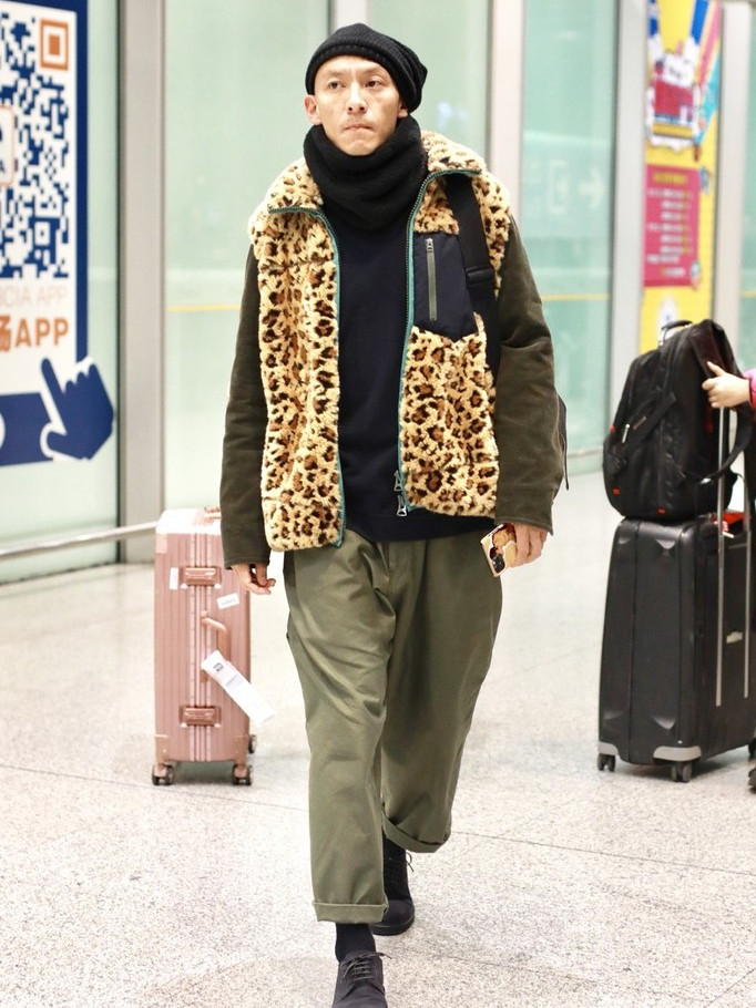 张震为拍戏暴瘦20斤 脸颊凹陷皮肤黝黑,穿豹纹雅痞病娇感霸屏