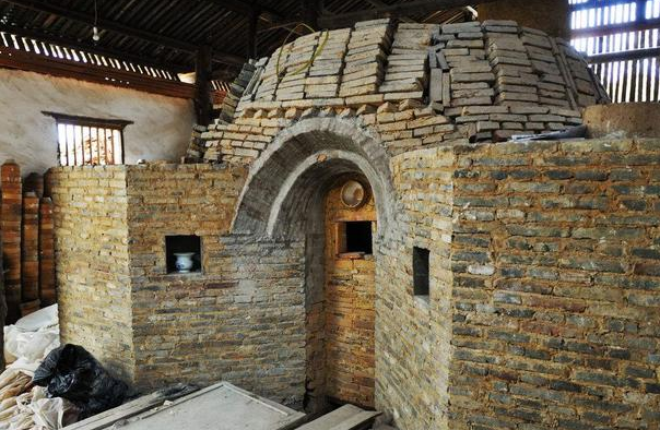 景德镇现在还保存着很多古时候的窑炉的遗址,供人们参观感受古代的