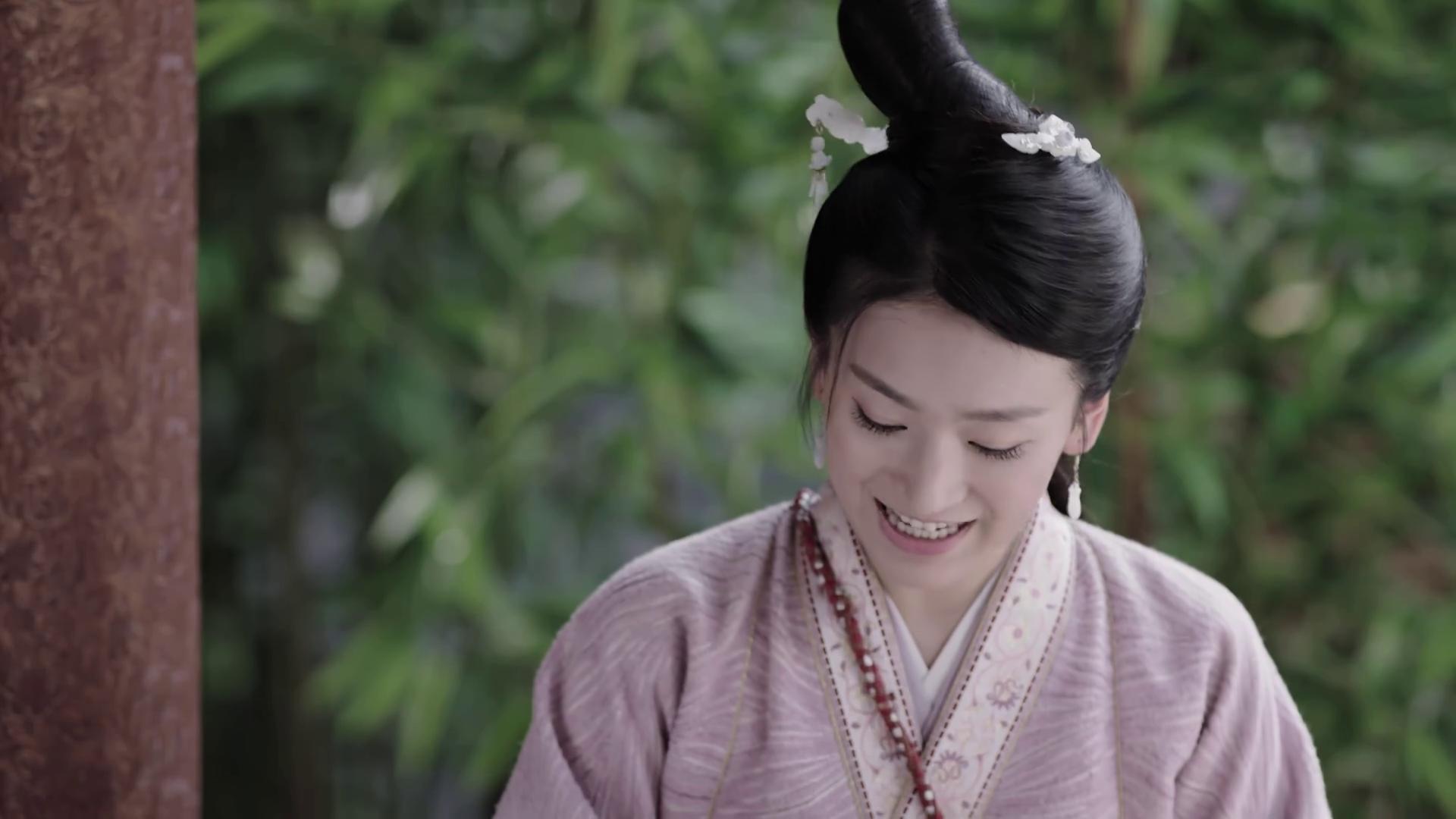 小芸汐看到娘在晒草药,直言也要和娘一样认识草药长大治疗救人而不求