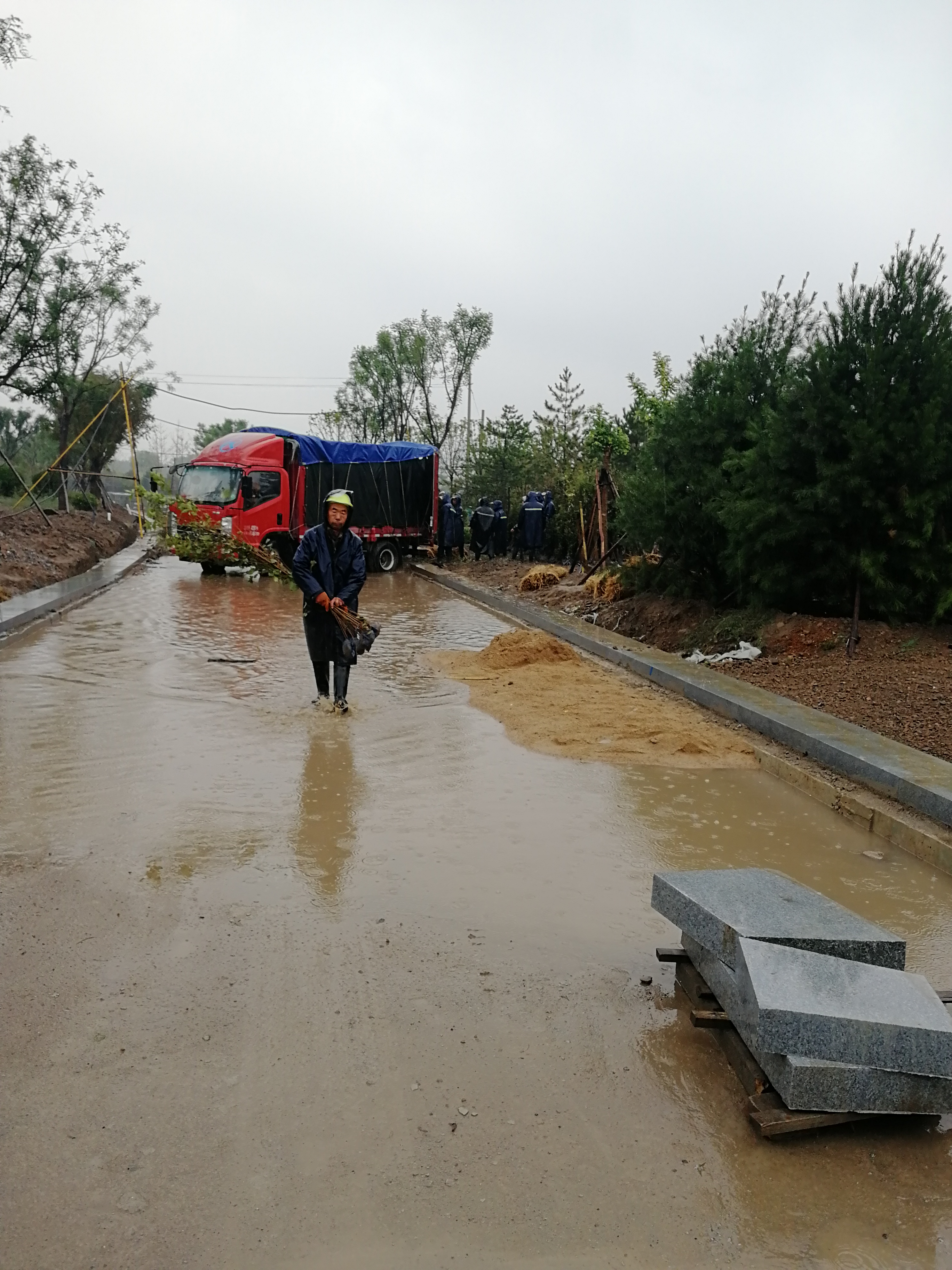 下雨了,工地不停继续干,挣钱不容易工人更不容易