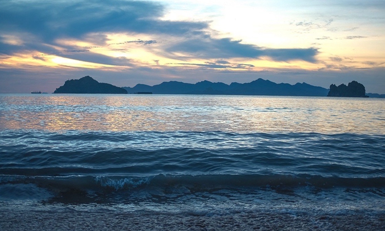 图中的海岸边风景清新美丽,这处景物散发着独特的魅力.