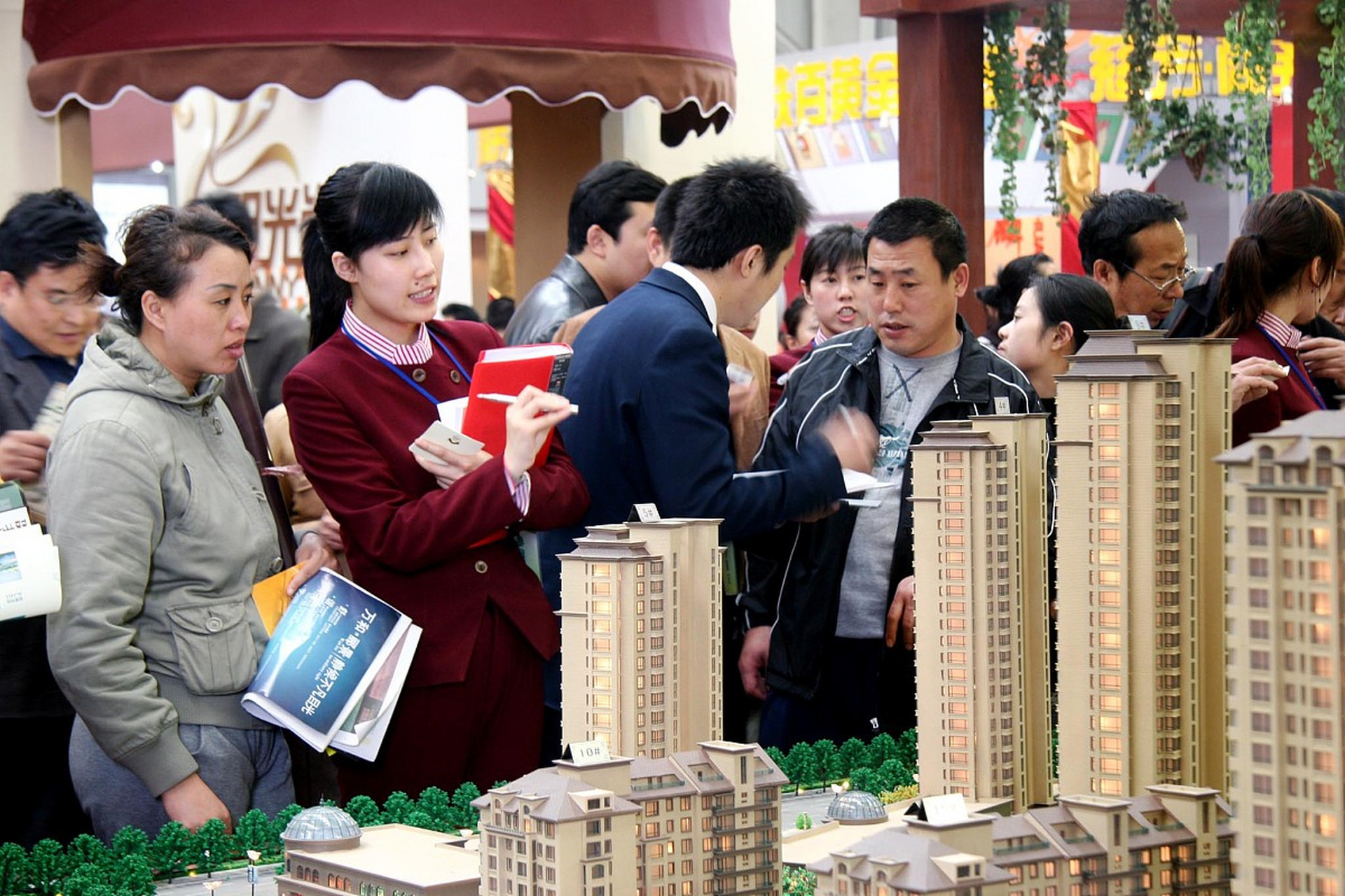 其中包括取消限购政策,实行购房补贴和契税补贴,换购