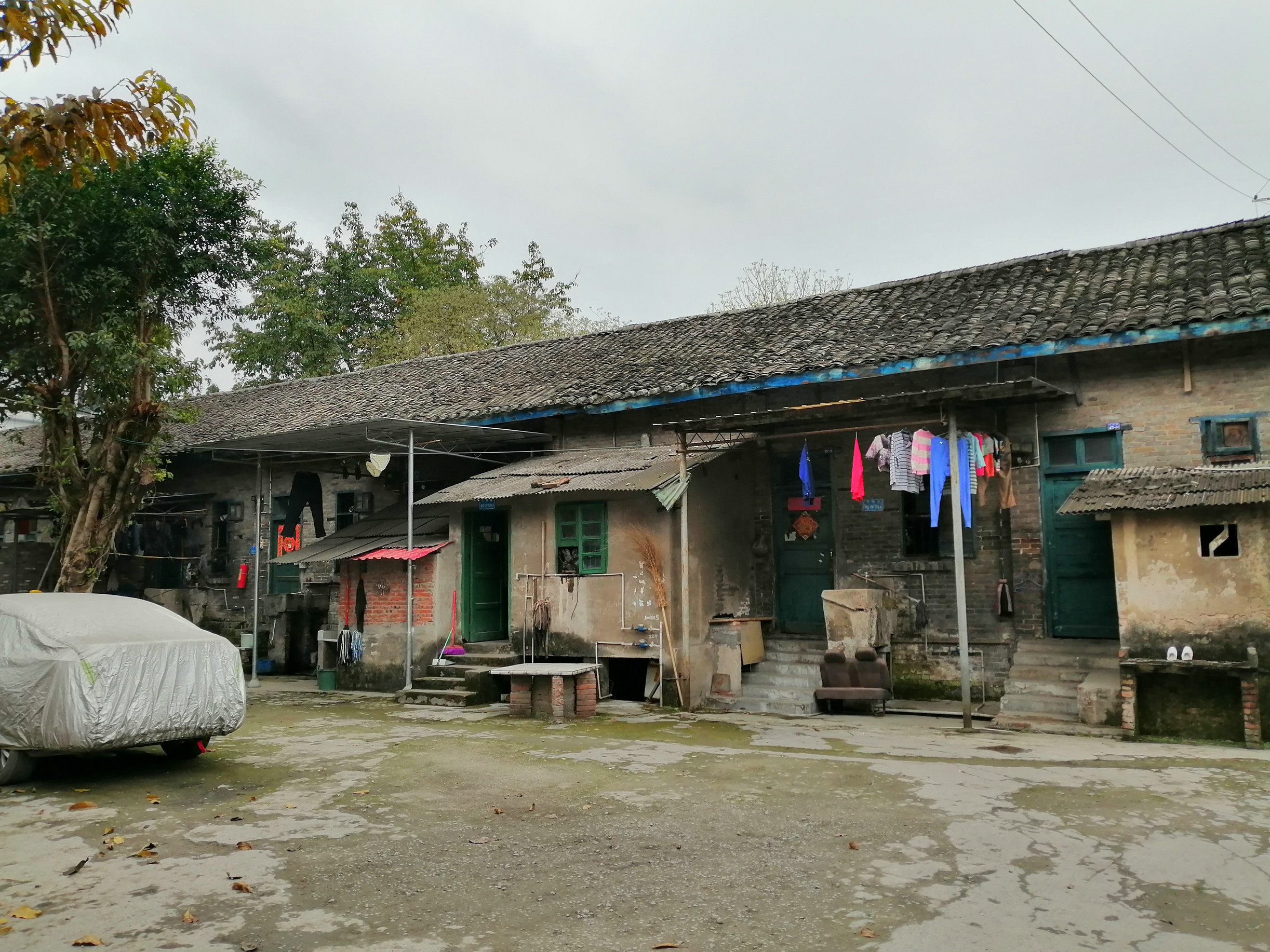 如果把院壩中間的汽車去掉,完全就是30多年前南方最普通的城市生活.