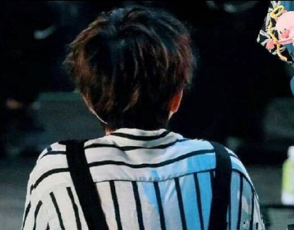 蔡徐坤连后脑勺都这么有魅力,真是太可爱了,好想揉一揉!