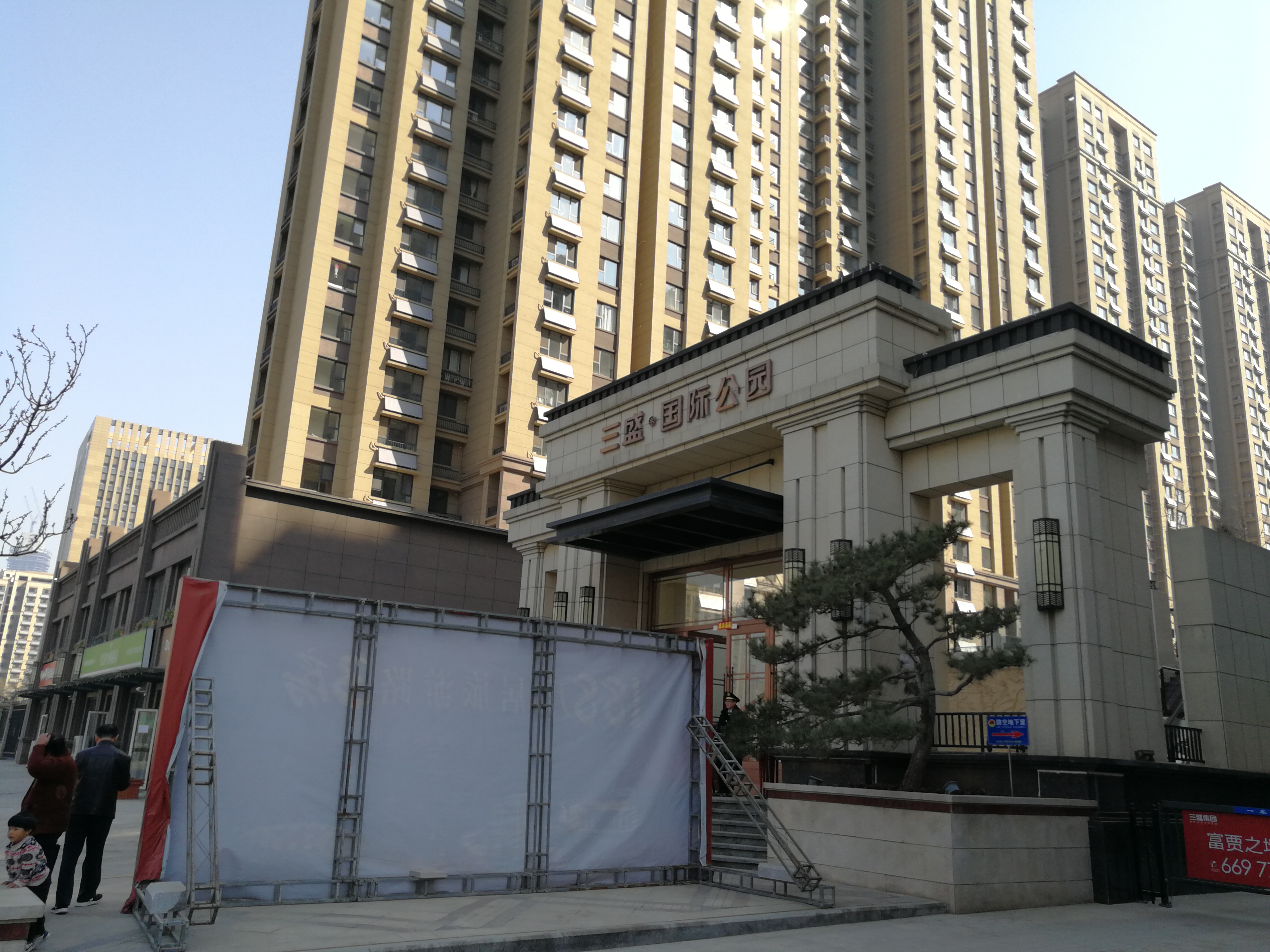 15万买到"微型"车位 济南三盛国际公园车位严重"缩水"