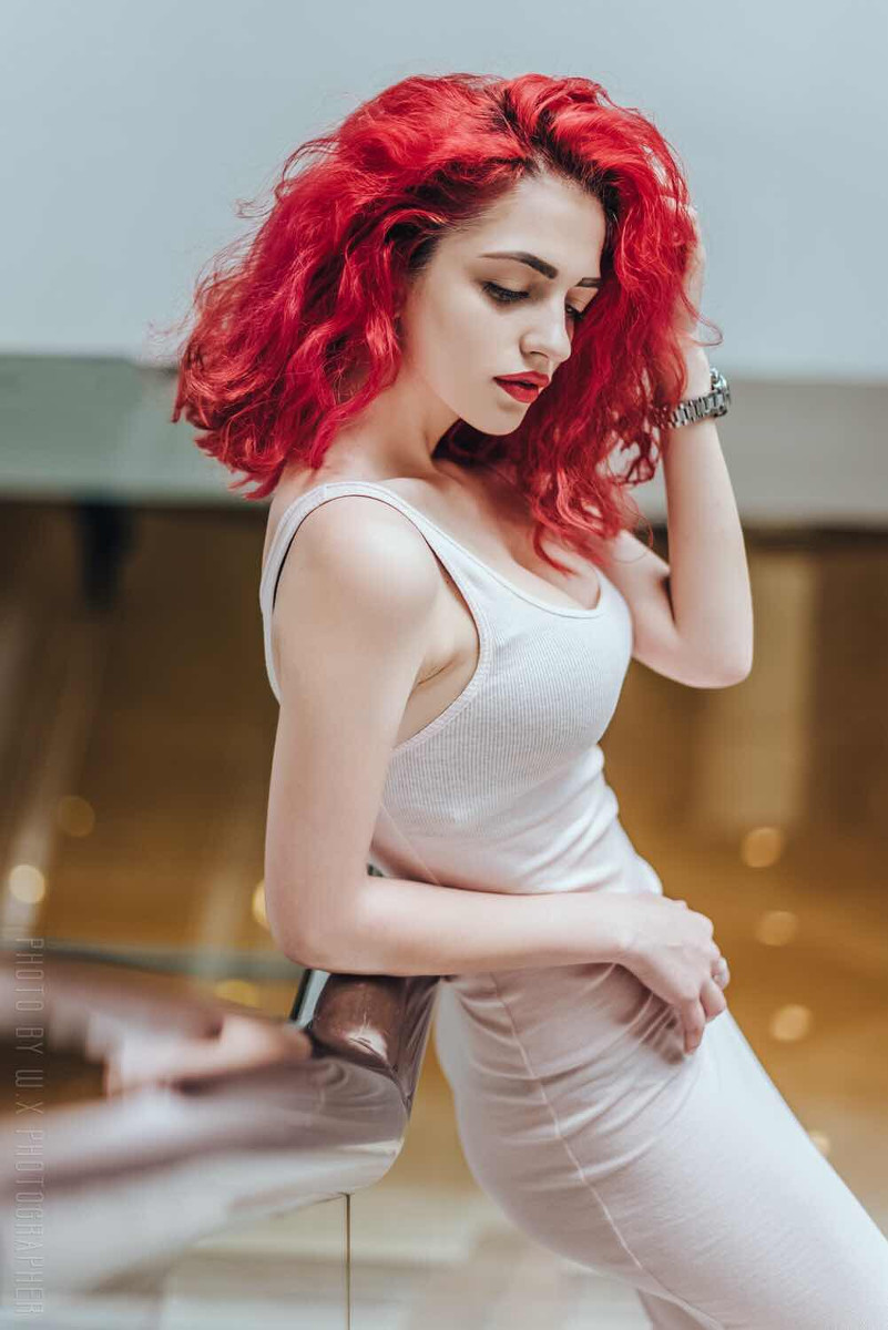 摄影:红头发的外国女孩,掩盖不住的性感!