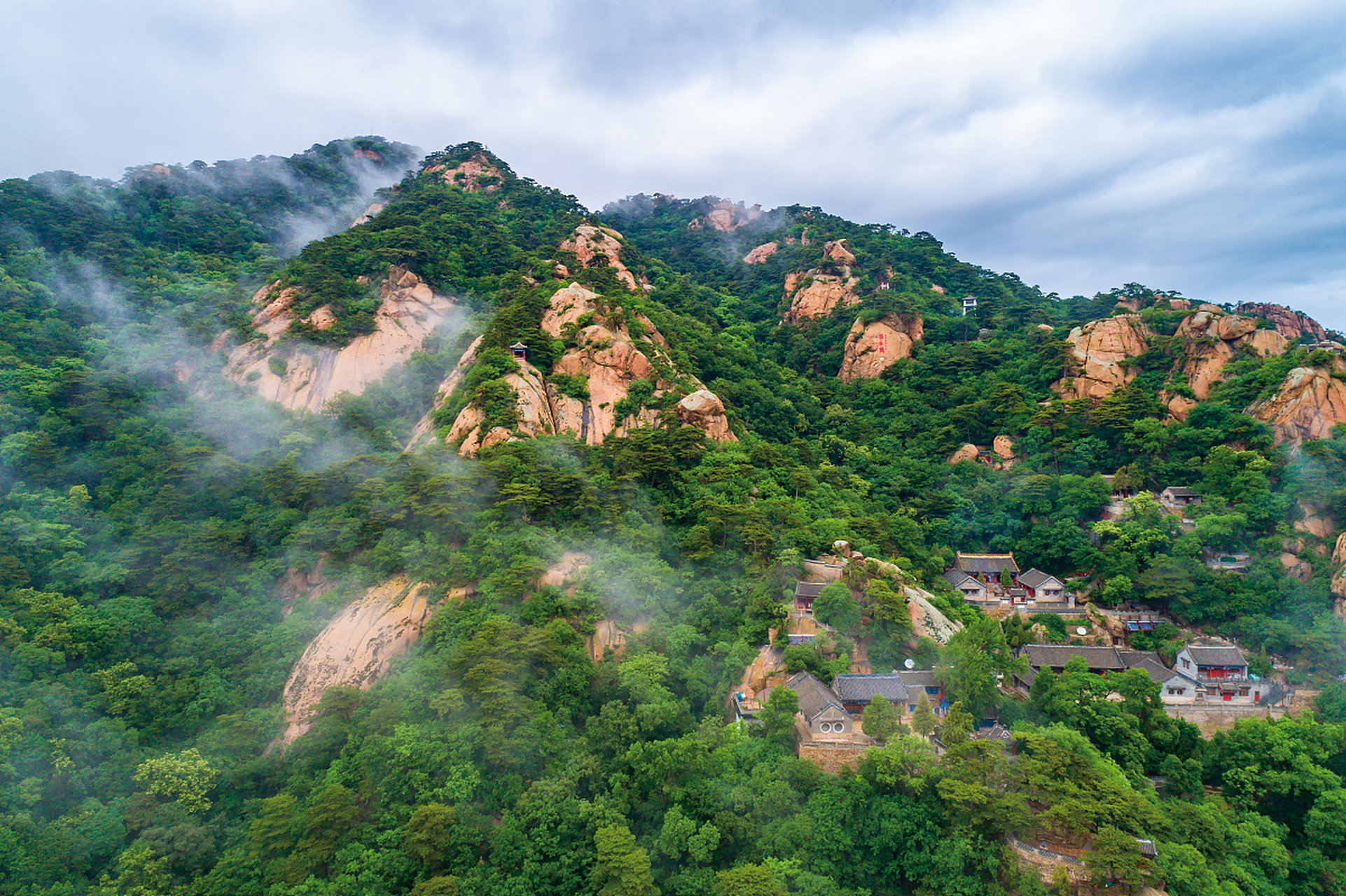 千山,位于辽宁省鞍山市,是著名的风景名胜区之一,也是道教和佛教胜地.