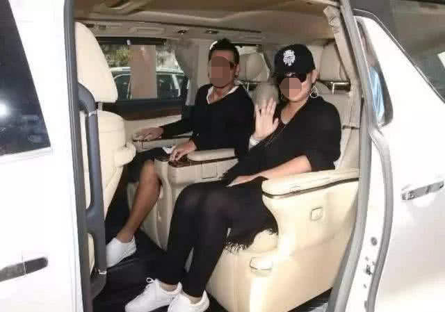 "武打小生"赵文卓,功夫好还这么帅,座驾很居家