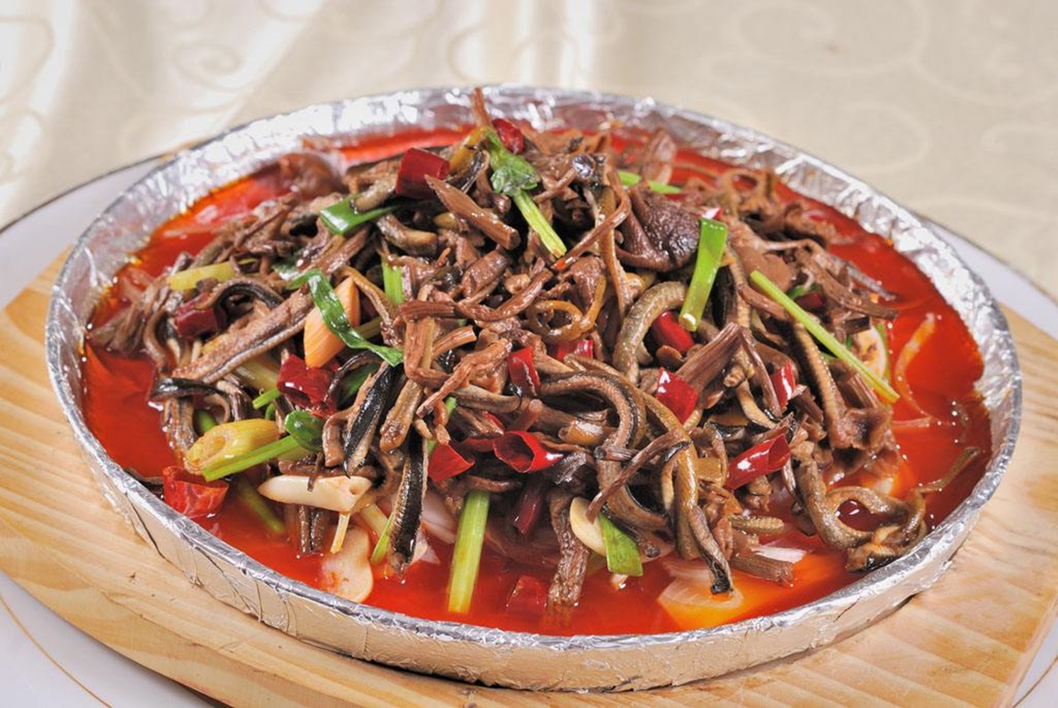 教大家做青椒鳝丝,肉质细嫩,爽口宜人,让人垂涎欲滴