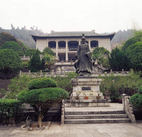 大殿后的屈原墓,乃人们营建的衣冠冢.