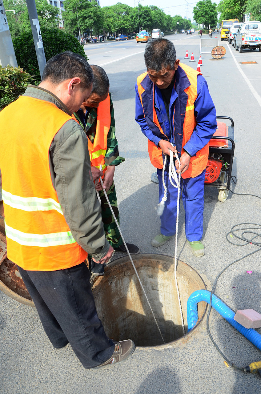 本公司提供管道疏通,高压清洗,化学清洗,修理下水道等服务,备有大小型