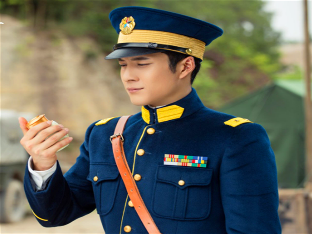 军婚:离婚证刚拿到手,前妻突然干呕,少将转身扛回民政局复婚!