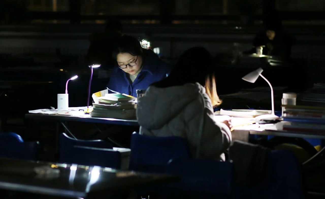 夜读丨追光的人,身披万丈光芒