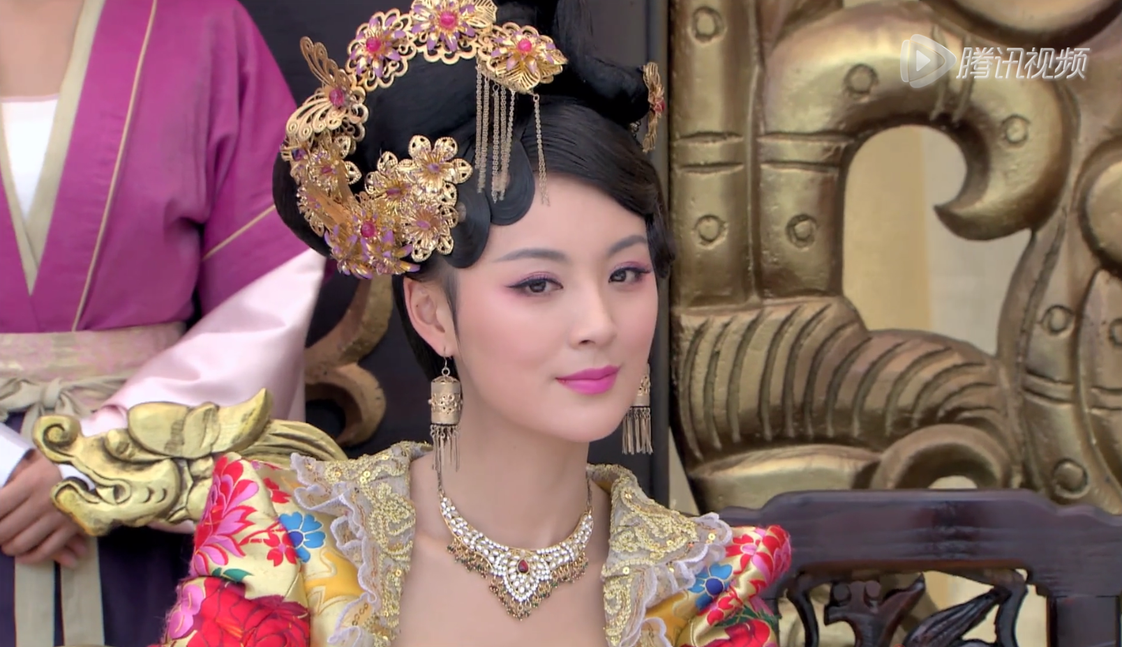 张璇饰演的李夫人在最后一幕出场,却点亮了结尾,一席红衣,满头金钗