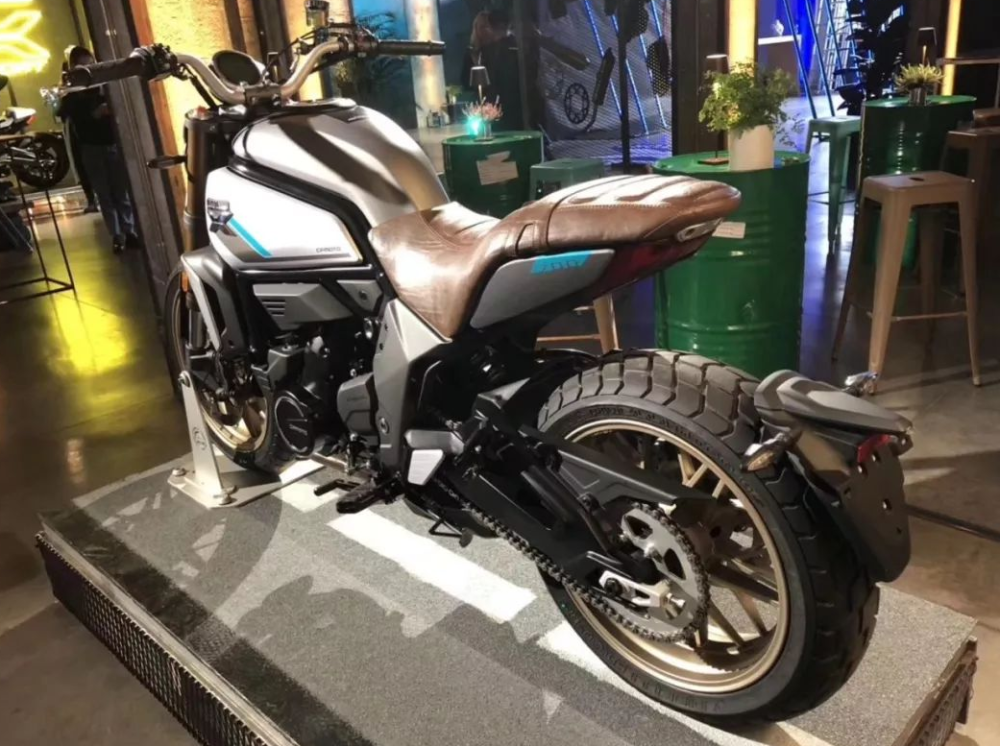 国产春风700cc机车亮相,造型威风如美队座驾,还要啥哈雷?