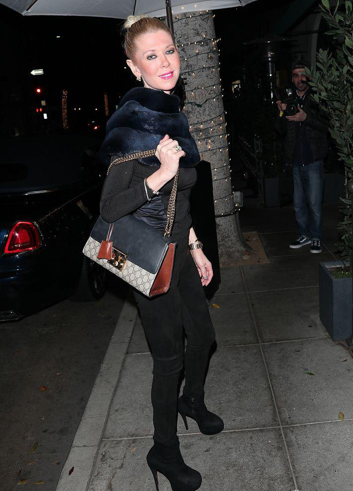 塔拉·雷德扎丸子头利落干练 全黑look身形颀长风韵犹存