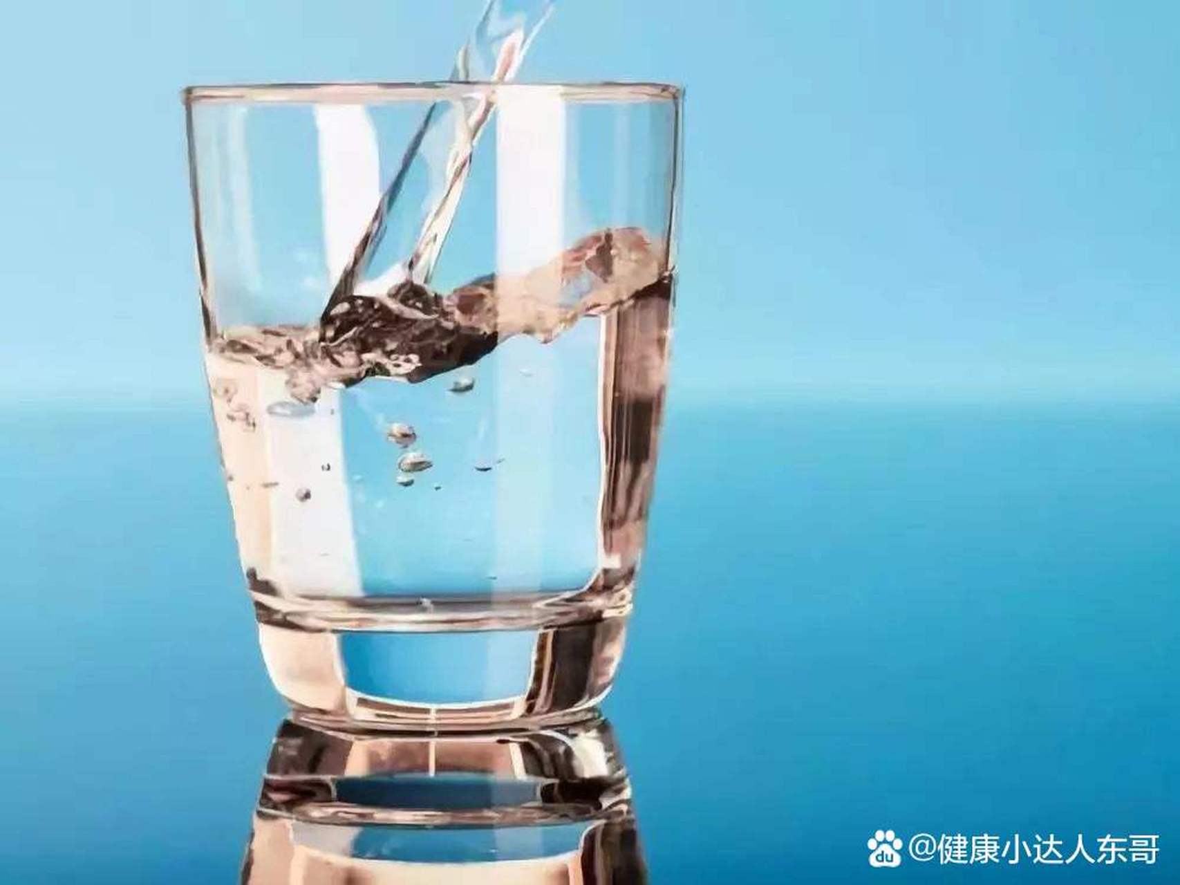 早上起床后,在空腹状态下,喝杯温水,改善血液,促进粪便排出,减少肠道