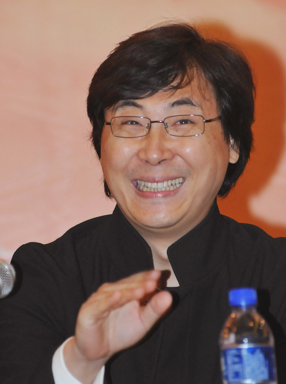 有一次,廖昌永对妻子王嘉说:"我老娘70多岁了,还有糖尿病,我想接她