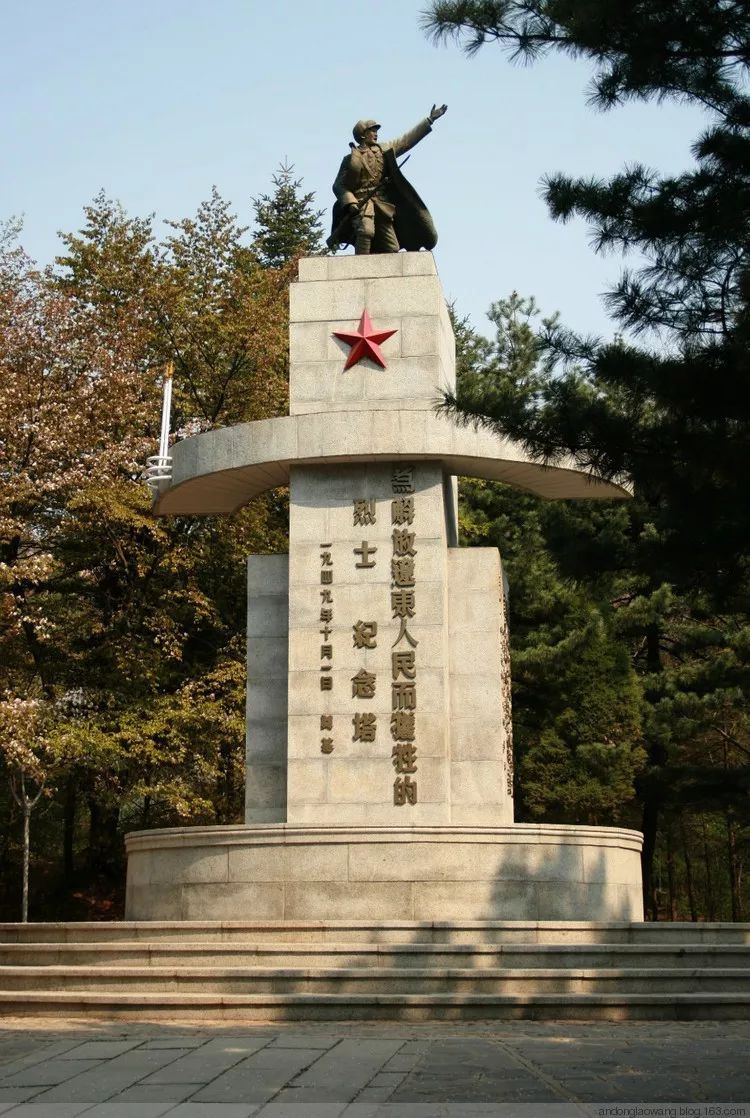 黄景瑜早年在烈士塔前起跳开心拍照遭谴责,会凉吗?