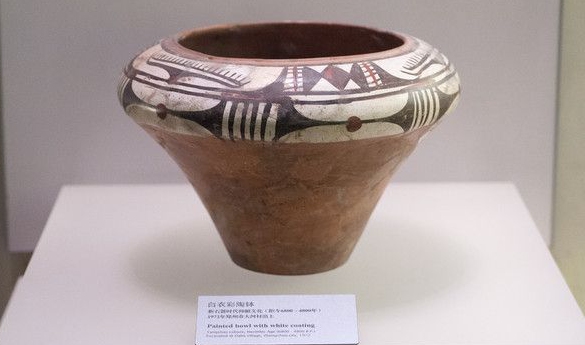 白衣彩陶钵