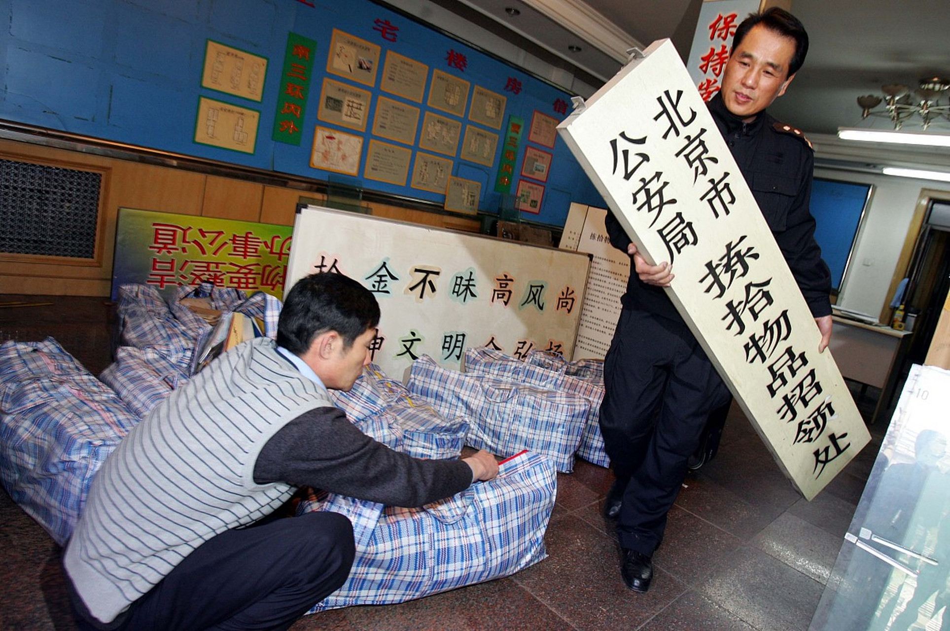 随着暑期出行高峰的来临,火车站的失物招领处也迎来了越来越多的旅客.