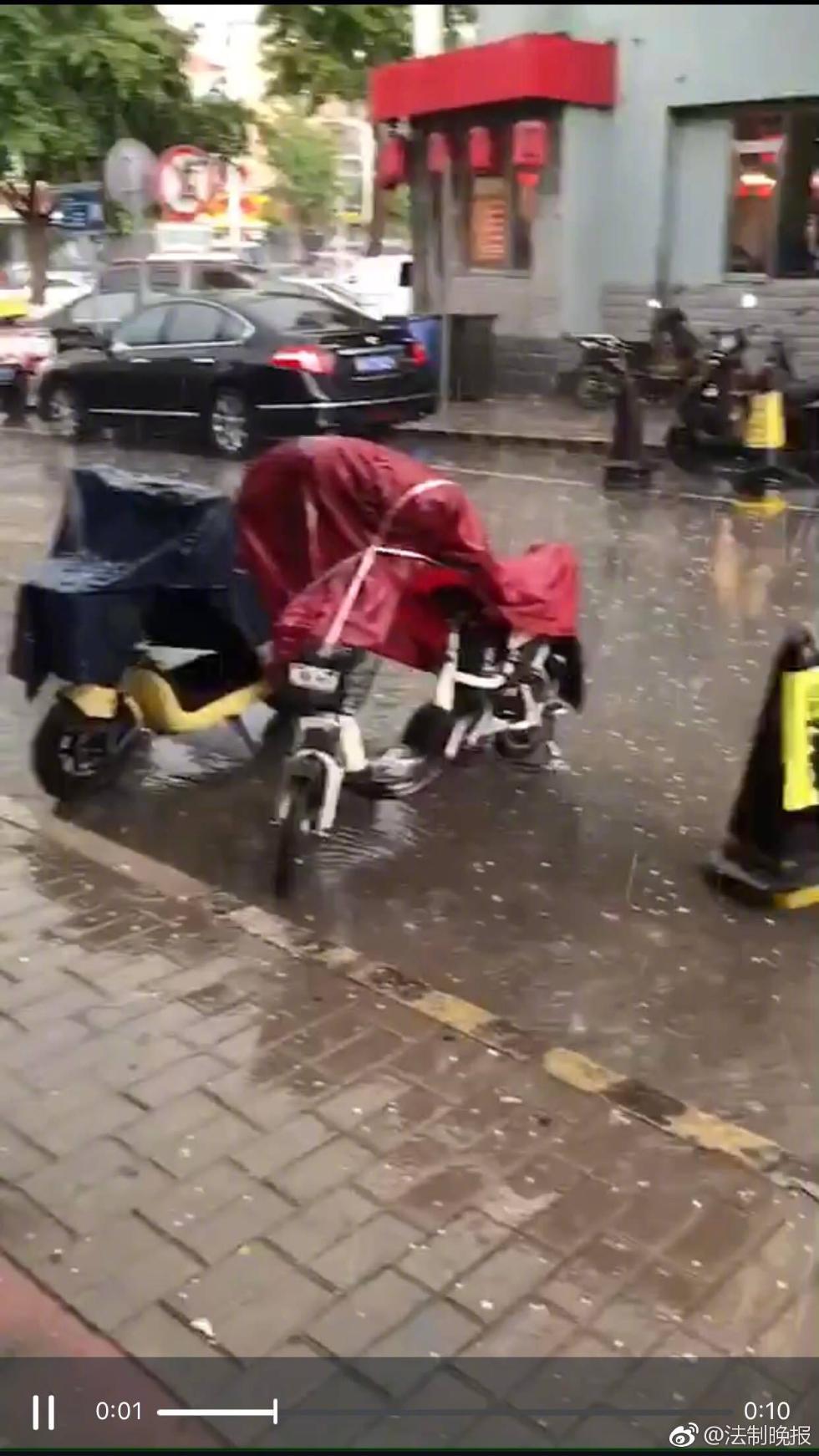 北京昌平局部地区下冰雹 落在地面清晰可见