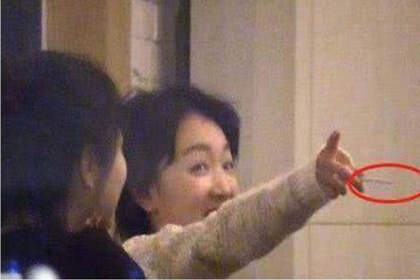 谢娜与好友聚会,角落里抽烟的她才是亮点,看清正脸网友不淡定了